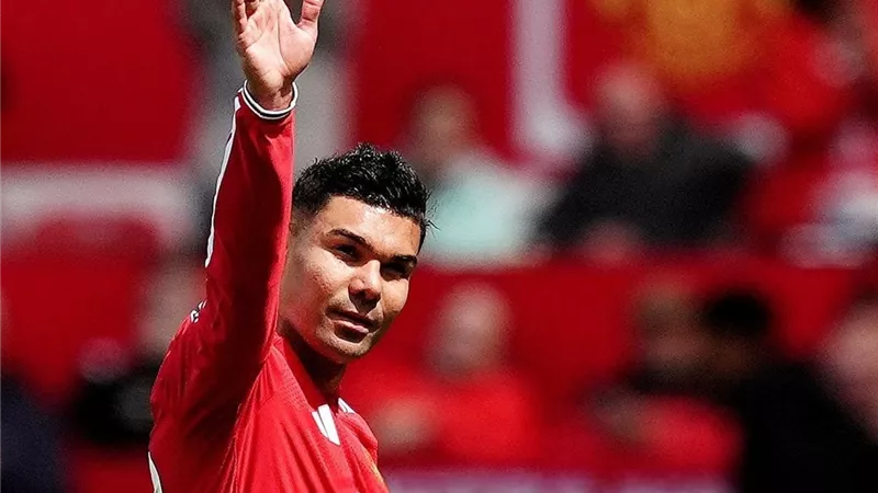 كاسيميرو يودع جماهير مانشستر يونايتد برسالة مؤثرة بعد مباراة نوتنجهام
