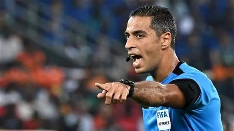  أمين عمر يقود طاقم تحكيم مصر لمباراة الأهلي السعودي وأوكلاند سيتي في الإنتركونتيننتال
