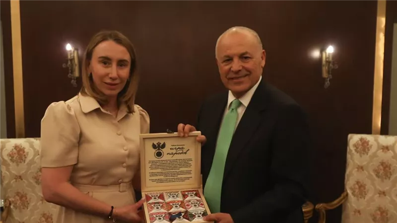 أبو ريدة يتبادل الدروع التذكارية مع رئيسة بعثة روسيا