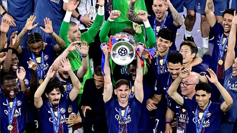 مراسم تتويج باريس سان جيرمان بلقب دوري أبطال أوروبا بعد الفوز على أرسنال (فيديو)