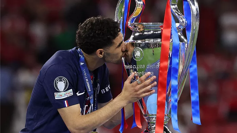 أشرف حكيمي يواصل كتابة التاريخ.. الأكثر تتويجا بدوري أبطال أوروبا بين اللاعبين العرب
