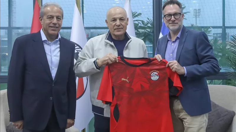 هاني أبو ريدة يستقبل السفير الكندي بمقر اتحاد الكرة قبل مونديال 2026