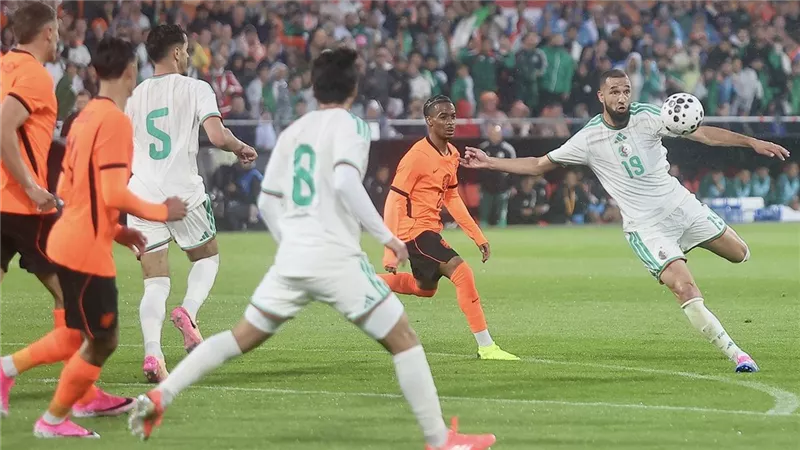 فوز الجزائر على هولندا بنتيجة 1-0 وديا استعدادًا لكأس العالم 