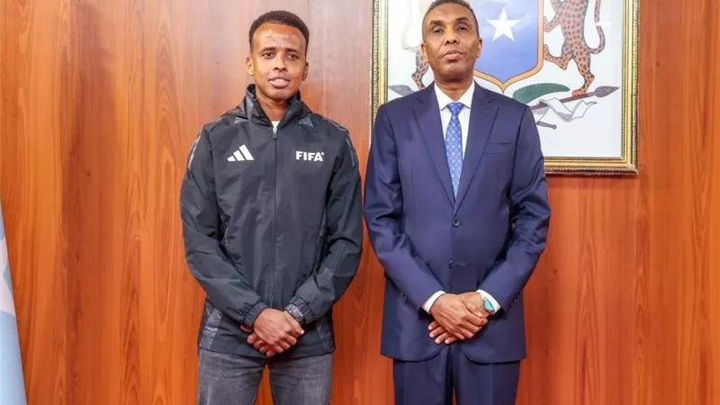 رئيس وزراء الصومال يستقبل عمر أرتان بعد استبعاده من كأس العالم 2026