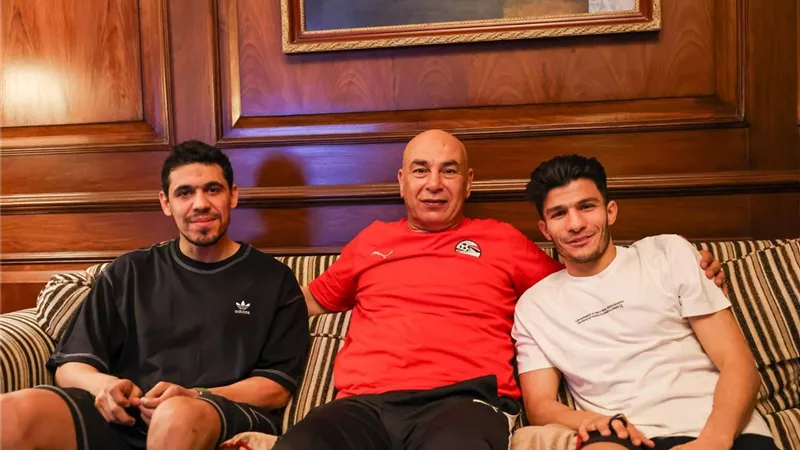 حسام حسن يستقبل محمد حمدي وإسلام عيسى في معسكر منتخب مصر
