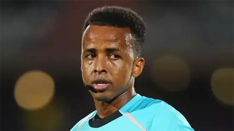 رغم استبعاده من مونديال 2026.. فيفا يكافئ الحكم الصومالي عمر أرتان ويُبقي حلمه حيًا