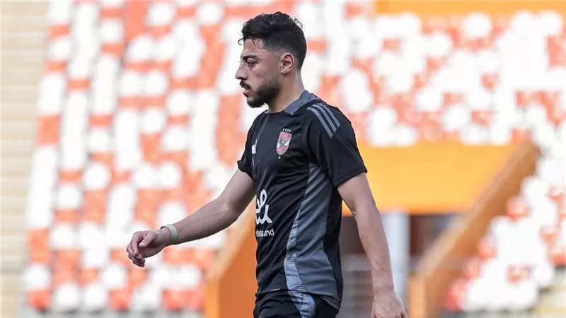 عرض بيراميدز يهدد عودة أكرم توفيق إلى الأهلي