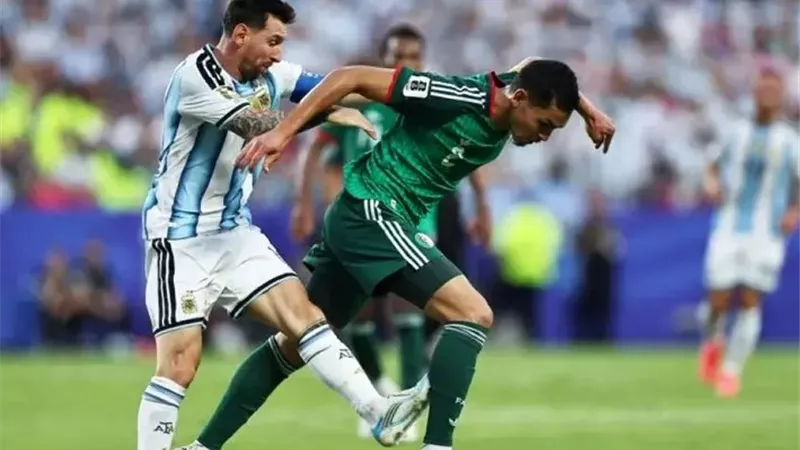 هل كان يستحق الطرد؟ لقطة ميسي أمام الجزائر تثير جدلًا واسعًا 