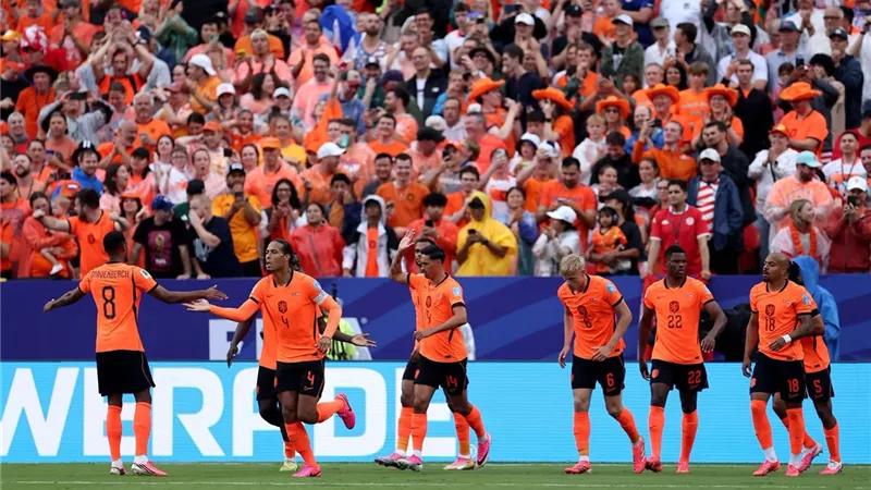 هولندا تتصدر المجموعة السادسة بعد الفوز على تونس 3-1وتتأهل لدور الـ32 بالمونديال
