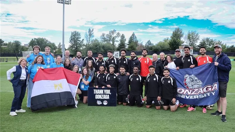 قميص منتخب مصر وصور تذكارية إهداءً لجامعة جونزاجا في سبوكين