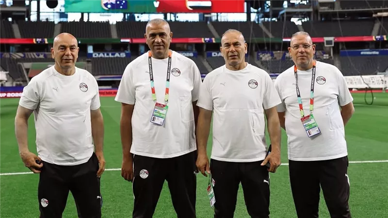 حسام حسن يتفقد ملعب مباراة منتخب مصر و أستراليا