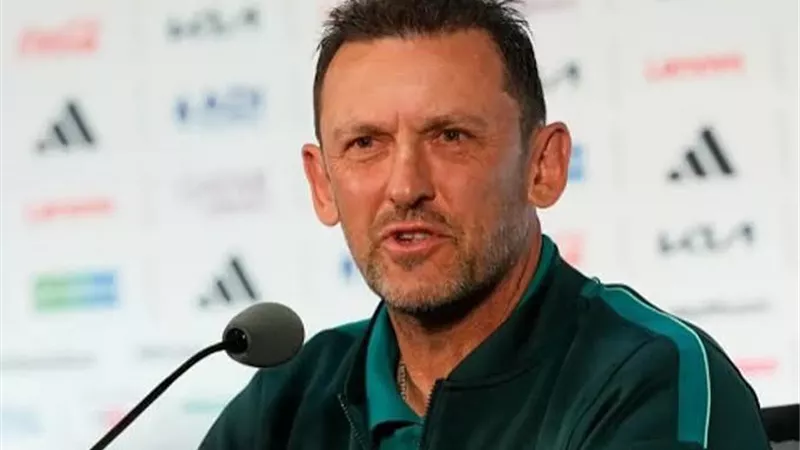 مدرب أستراليا: منتخب مصر يستحق التأهل ويملك لاعبين يحسمون المباريات