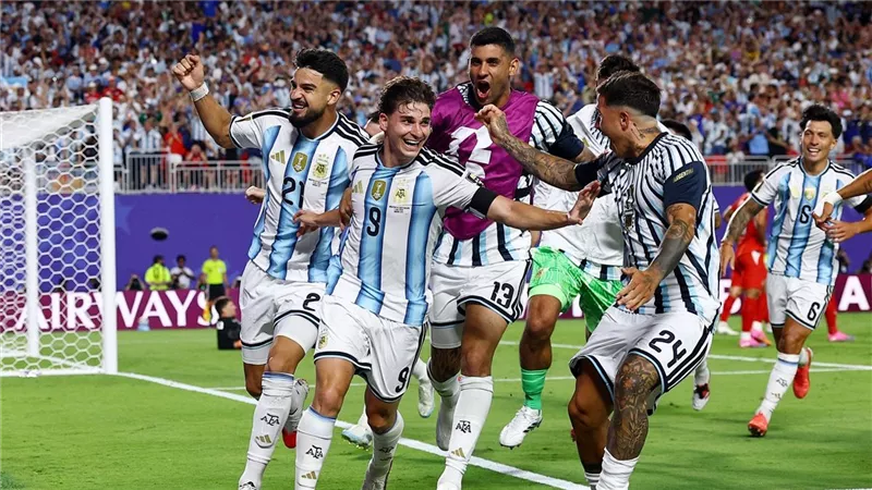 رئيس الأرجنتين ينتقد لاعبيه بعد رفع لافتة سياسية بكأس العالم