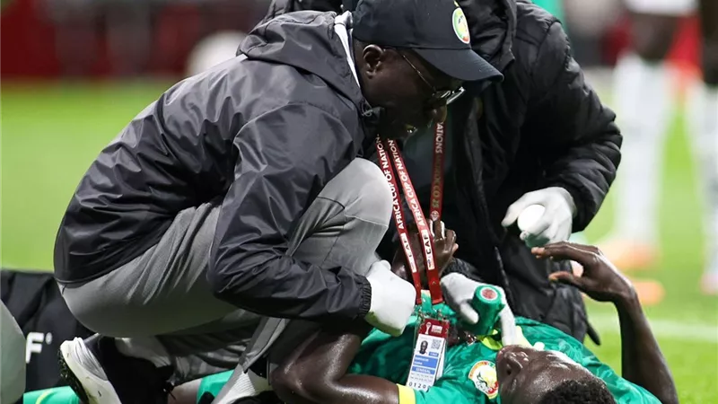 رئيس الاتحاد السنغالي يفجر مفاجأة: طبيب المنتخب في المونديال 