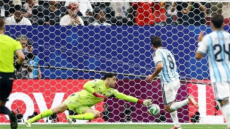 ينس ليمان يشيد بمصطفى شوبير: كنت نجمًا ساطعًا في كأس العالم.. ومصر تفوقت على ألمانيا