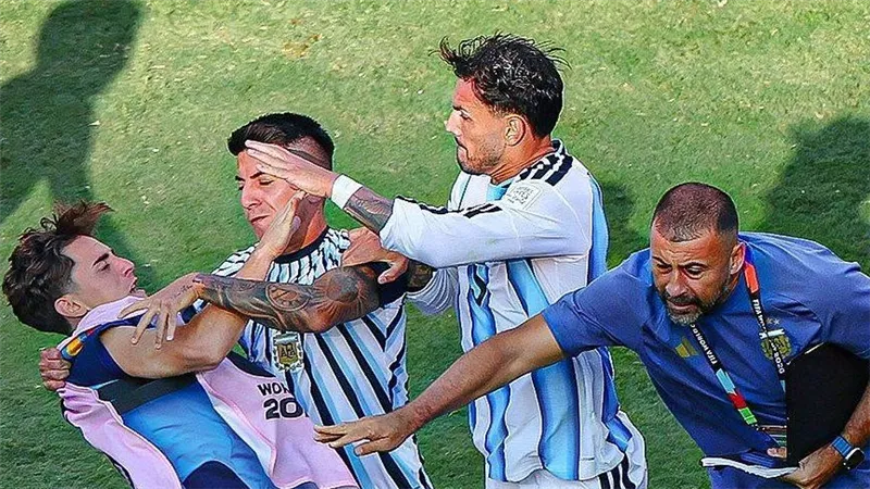 بعد واقعة الاعتداء على أولمو.. عضو الجهاز الفني للأرجنتين يعتذر ويعترف: إسبانيا استحقت كأس العالم