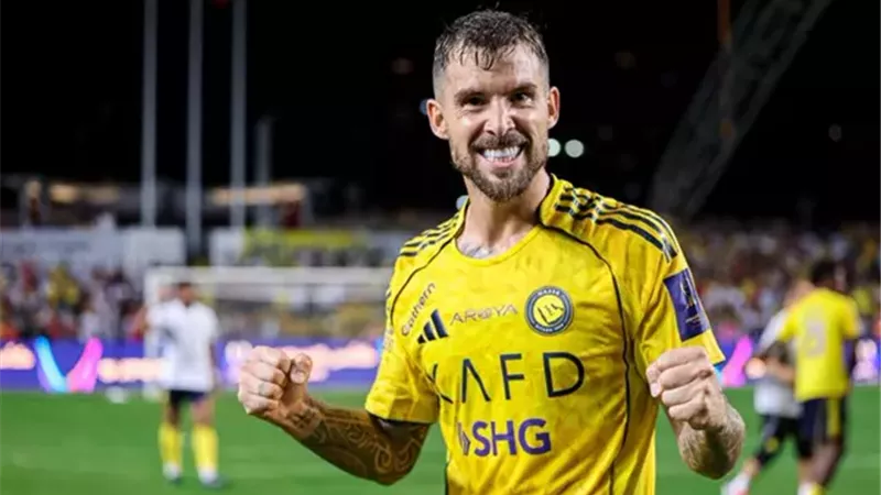 تقارير: إنييجو مارتينيز يجدد عقده مع النصر السعودي