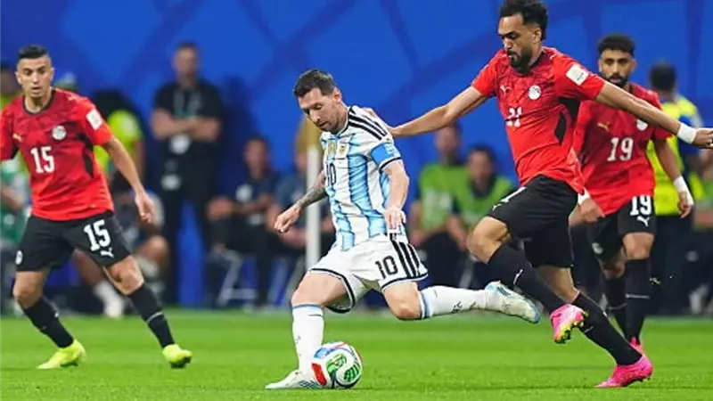 رئيس حكام فيفا: تقنية الفيديو طبقت القانون في مباراة مصر والأرجنتين