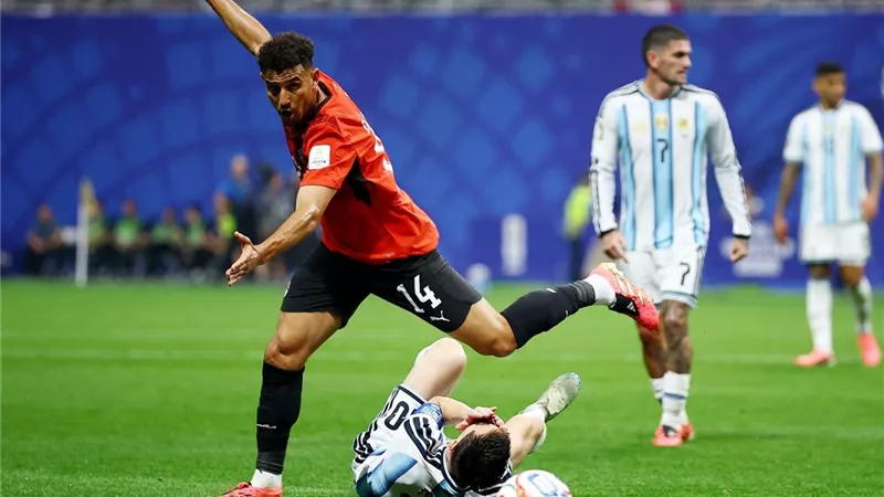 رغم شكوي اتحاد الكرة.. فيفا يكافئ حكم مباراة مصر والأرجنتين في كأس العالم 