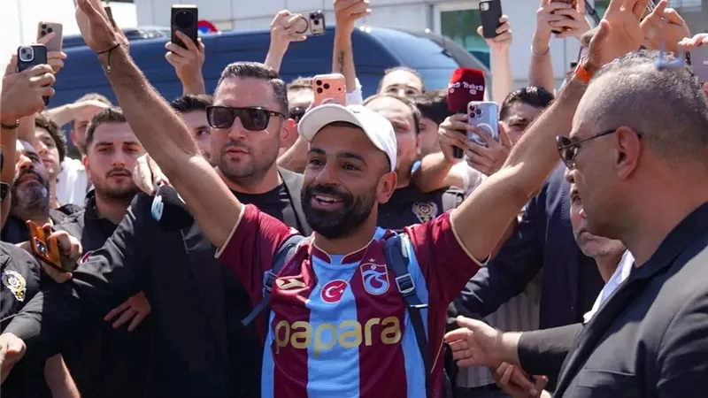 بالهتافات والأهازيج.. محمد صلاح يخطف الأضواء في استقبال تاريخي من جماهير طرابزون سبور (فيديو)