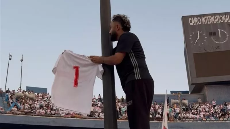 لاعبو الزمالك يهدون الجماهير قميصين يحملان الرقم 1 قبل مواجهة الاتحاد