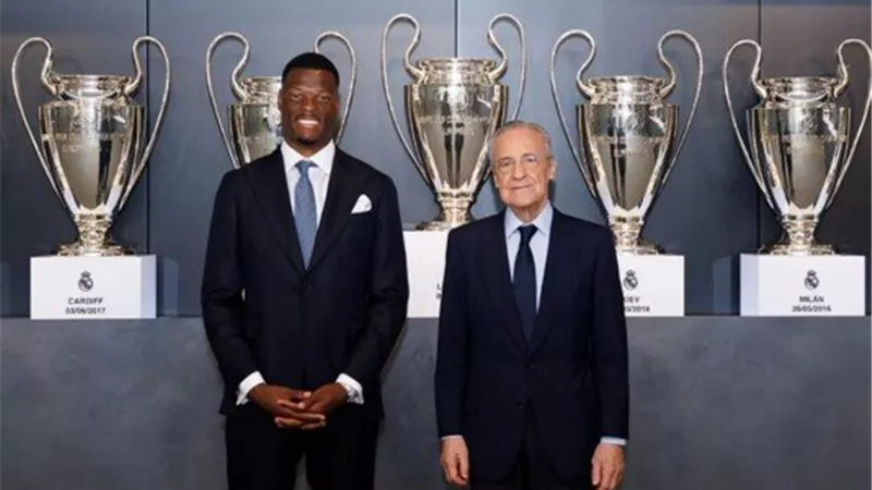 دومفريس: الانضمام إلى ريال مدريد حلم تحقق.. وهدفي جعل بيريز فخورًا بي