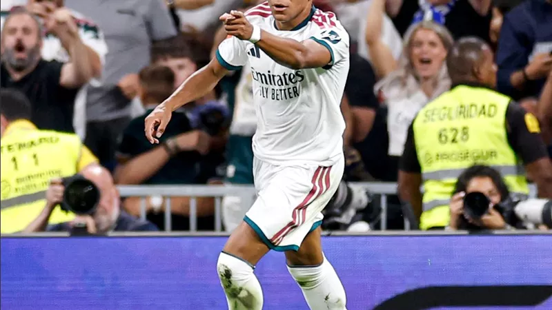 ريال مدريد يكتسح ريال سوسيداد 4-1.. هاتريك مبابي في ليلة تألق الملكي