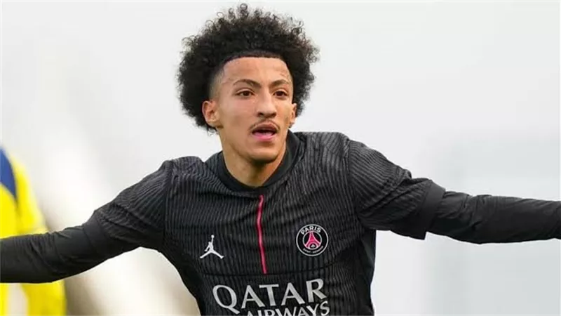 موهبة مصرية في قائمة باريس سان جيرمان.. ريان أبو الناي يترقب الظهور أمام مانشستر يونايتد