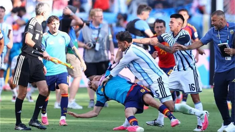 بعد إيقافه 10 مباريات.. باريديس يهاجم فيفا بسبب عقوبة نهائي كأس العالم
