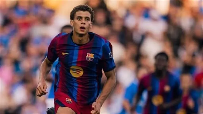 مدافع برشلونة يشيد بحمزة عبد الكريم ويكشف رأيه في لامين يامال