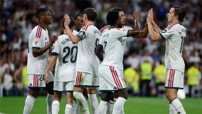 ديفيد سيلفا يختار مرشحه للكرة الذهبية ويوجه تحذيرًا إلى ريال مدريد بسبب برشلونة