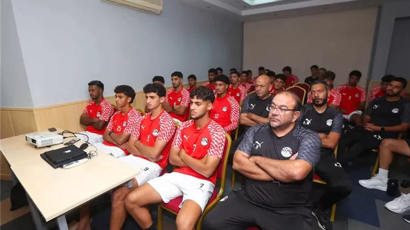 الشربيني يجتمع بلاعبي منتخب الشباب قبل تصفيات شمال أفريقيا