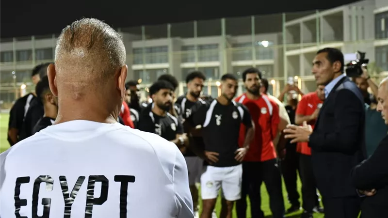 وزير الشباب والرياضة يؤازر منتخب مصر قبل مواجهة أنجولا في تصفيات أمم أفريقيا