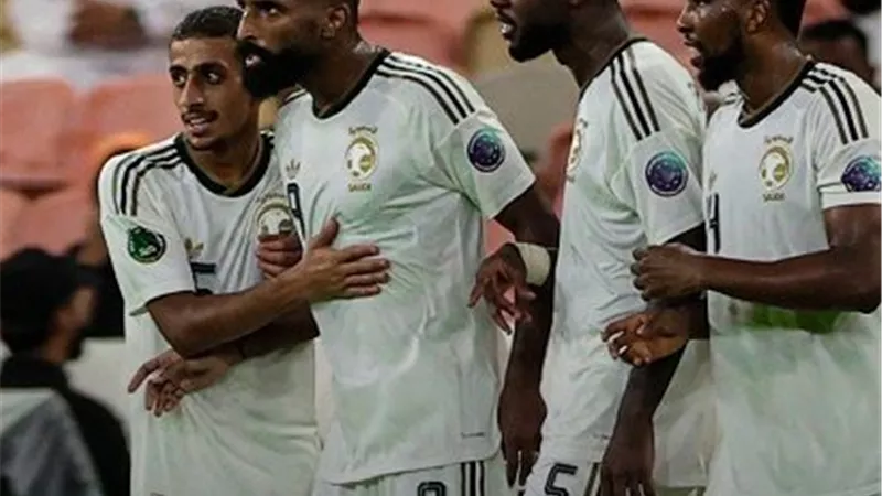 السعودية تهزم عمان بثلاثية وتضمن التأهل إلى نصف نهائي خليجي 27