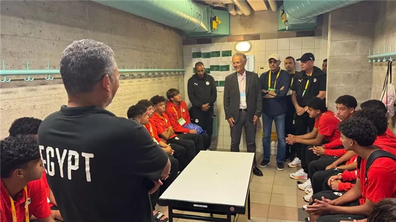 سفير مصر في سويسرا يدعم منتخب الناشئين قبل مواجهة كندا