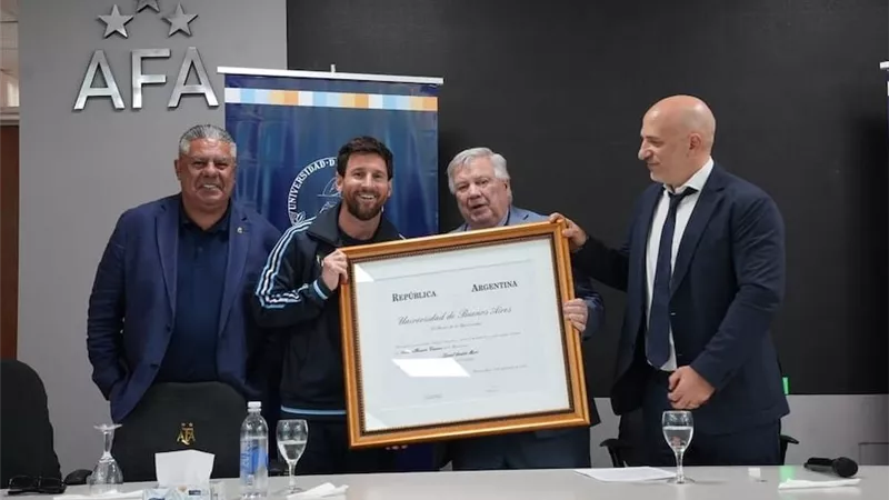 ميسي يتوج بلقب الدكتور الفخري من جامعة بوينس آيرس قبل مباراة وداع الأرجنتين