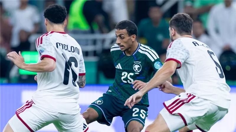 السعودية تتوج بكأس الخليج بعد الفوز على الإمارات بثنائية