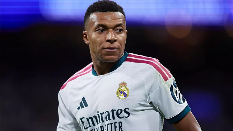 مبابي على موعد مع التاريخ في قمة ريال مدريد وروما بدوري أبطال أوروبا