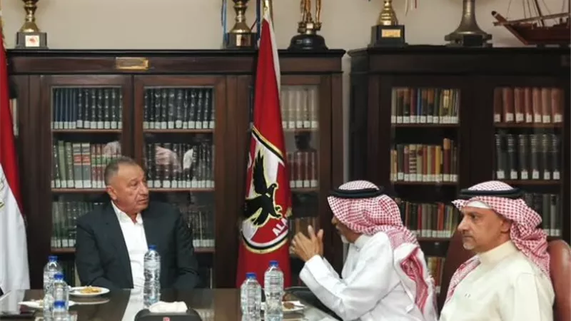 الخطيب يستقبل وفد الاتحاد العربي للكرة الطائرة بمقر الأهلي