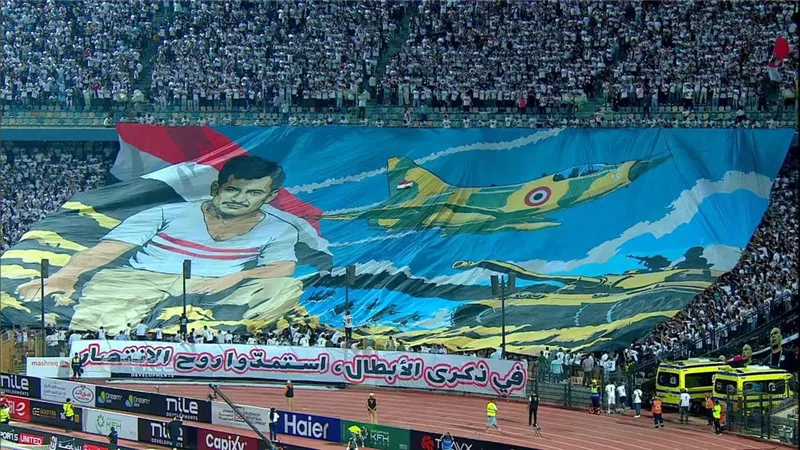 سر دخلة جماهير الزمالك أمام الأهلي.. صورة تاريخية وطائرة ورسالة من الماضي