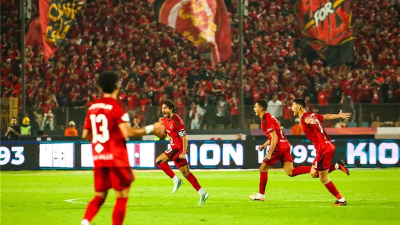 الأهلي ينهي الشوط الأول متقدمًا على الزمالك بهدف محمد هاني في قمة الدوري