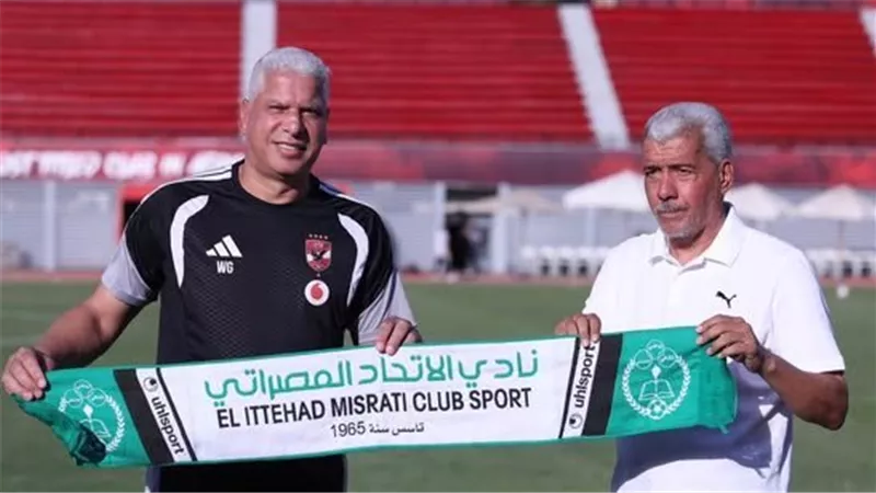 نادي الاتحاد المصراتي الليبي يهدي وائل جمعة مدير الكرة بالأهلي درع النادي