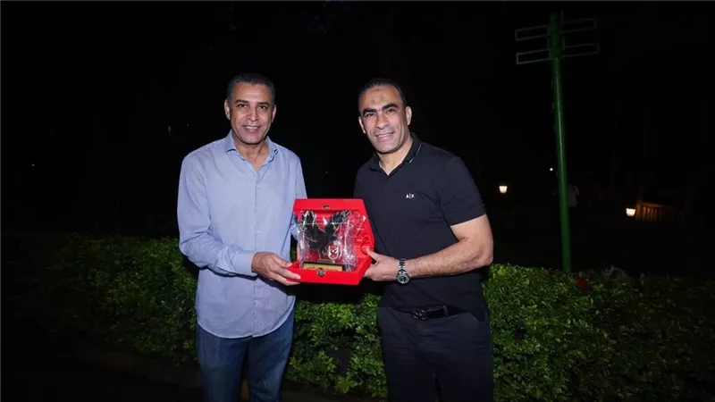 سيد عبد الحفيظ يُهدي السفير المصري بأوغندا درع الأهلي