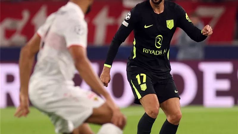أتلتيكو مدريد يتعادل مع شتوتجارت إيجابيًا في مباراة شهدت طرد هيولماند
